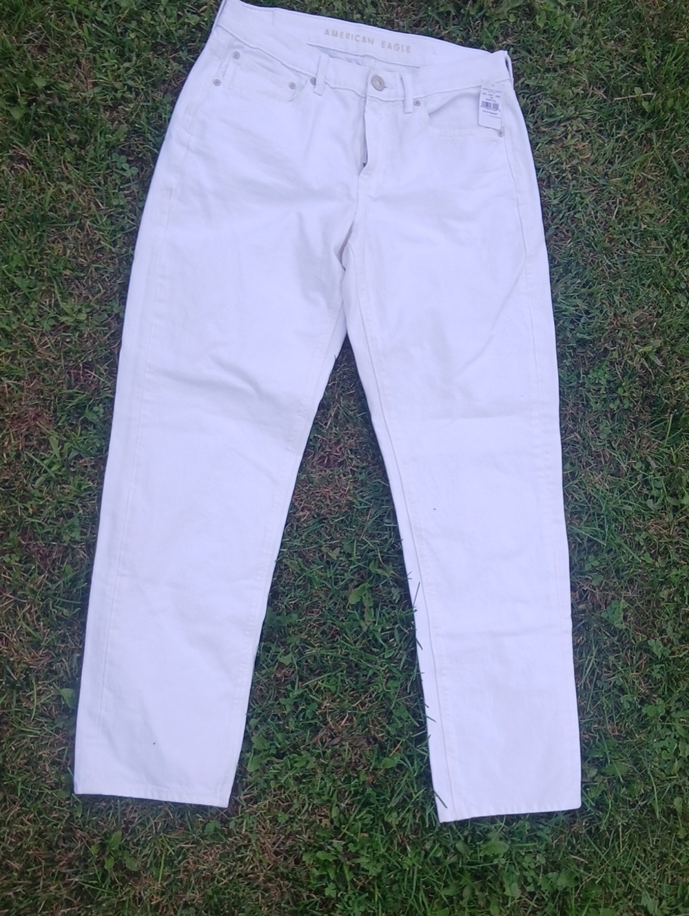 NWT AEO 90's Straight White Straight-Leg Jeans Size 8 Clean!